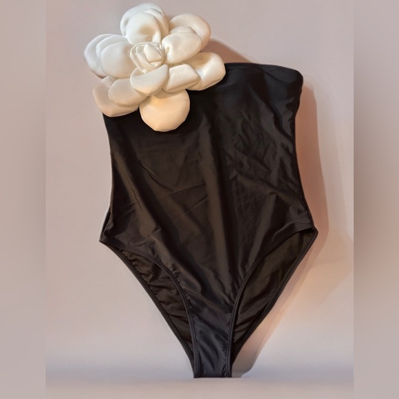 NEW Woman’s Hand-Stitched 3D Flower Off Shoulder Swimsuit Size L - Picture 6 of 10